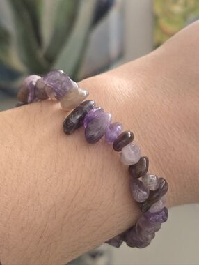 💜 Handmade Amethyst Chip Bracelet – Natural Purple Stone Stretch Bracelet
